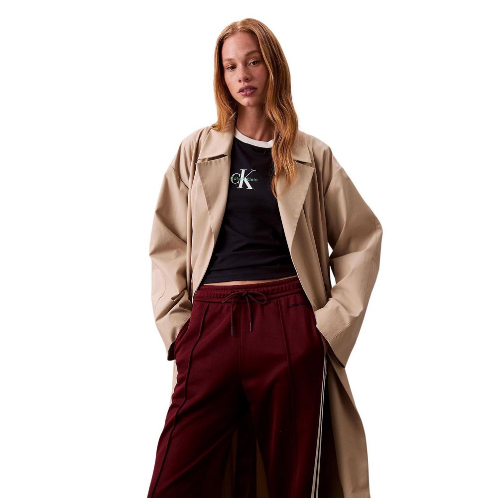 Pantalons de jogging en coton bordeaux de Calvin Klein Jeans, style décontracté pour le sport ou la détente, visibles en gros plan.