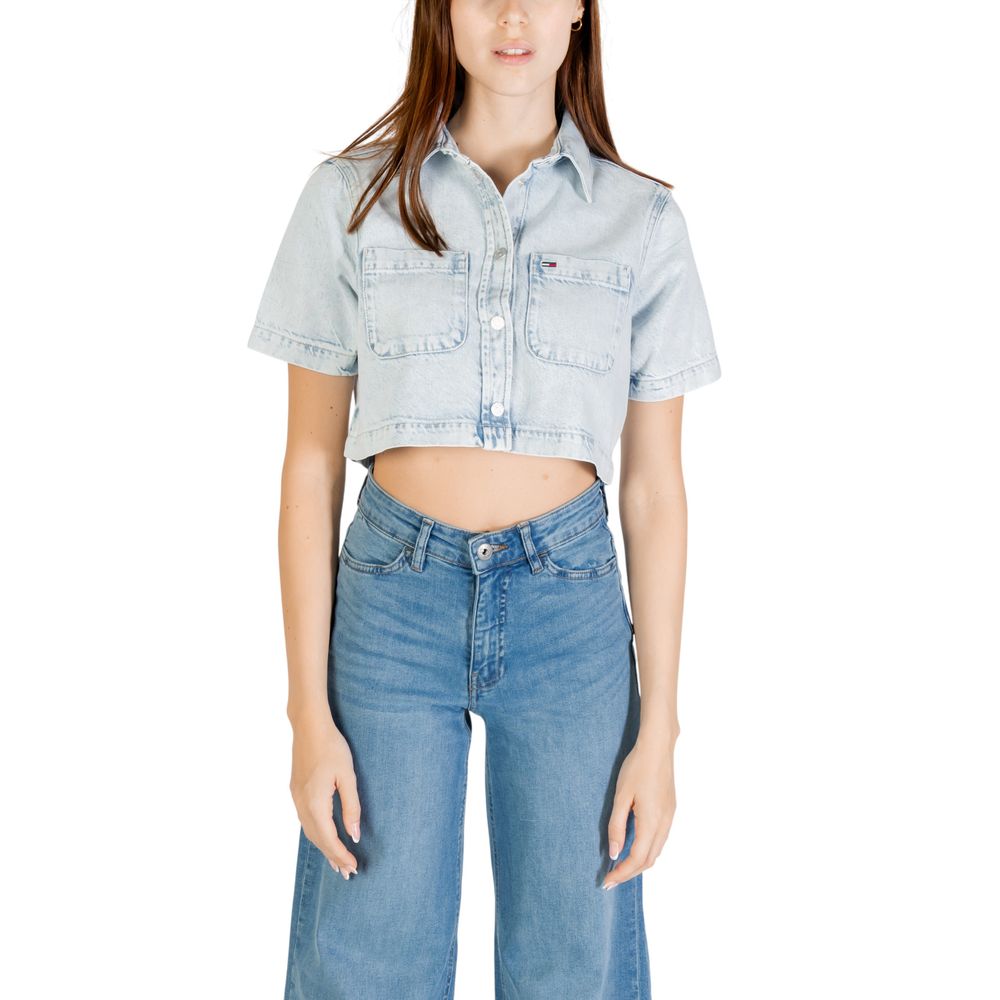 Chemise à manches courtes Tommy Hilfiger Jeans en coton recyclé bleu clair, visible avec col et boutons.