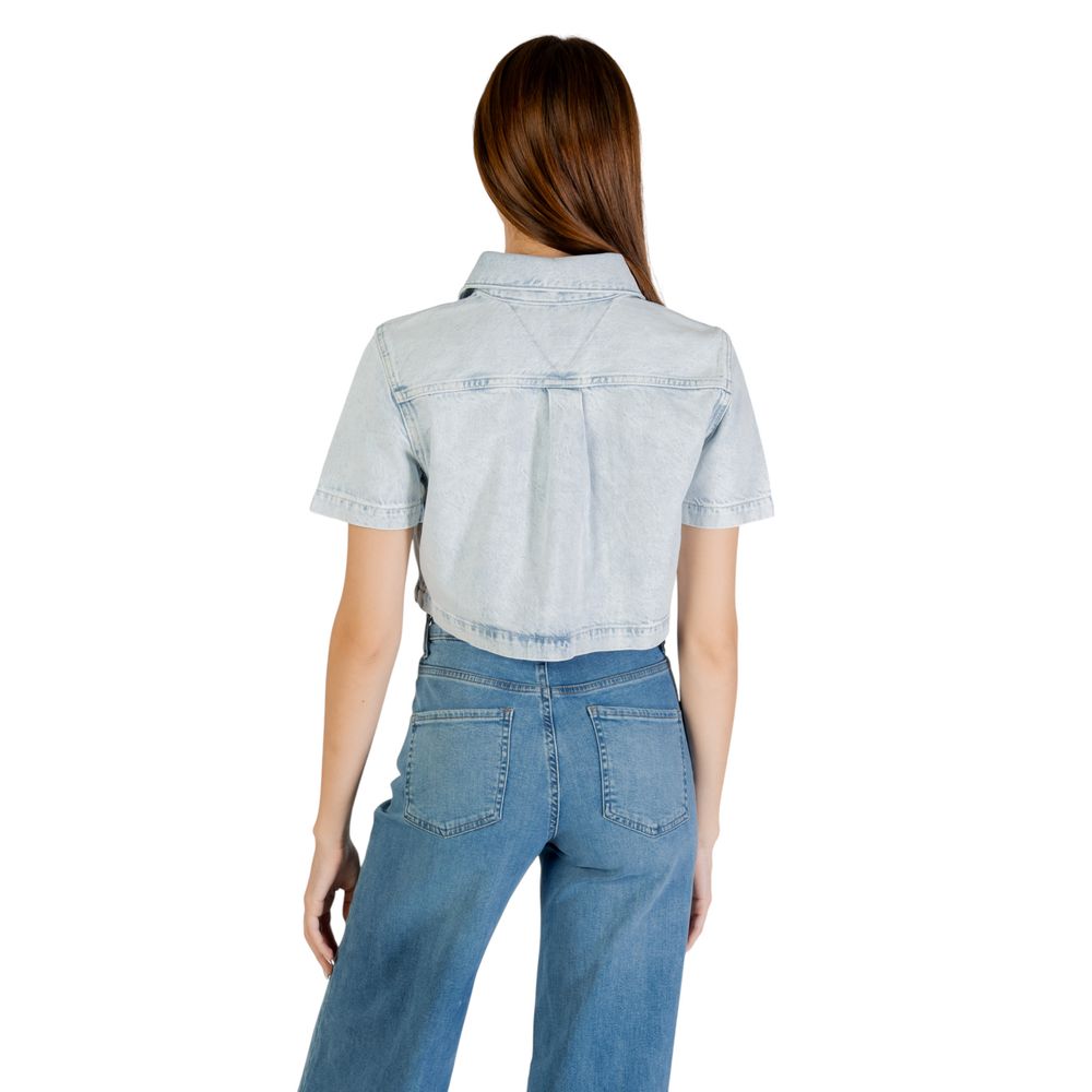 Chemise à manches courtes Tommy Hilfiger Jeans en coton recyclé bleu clair, vue de face, détails du tissu et du col.