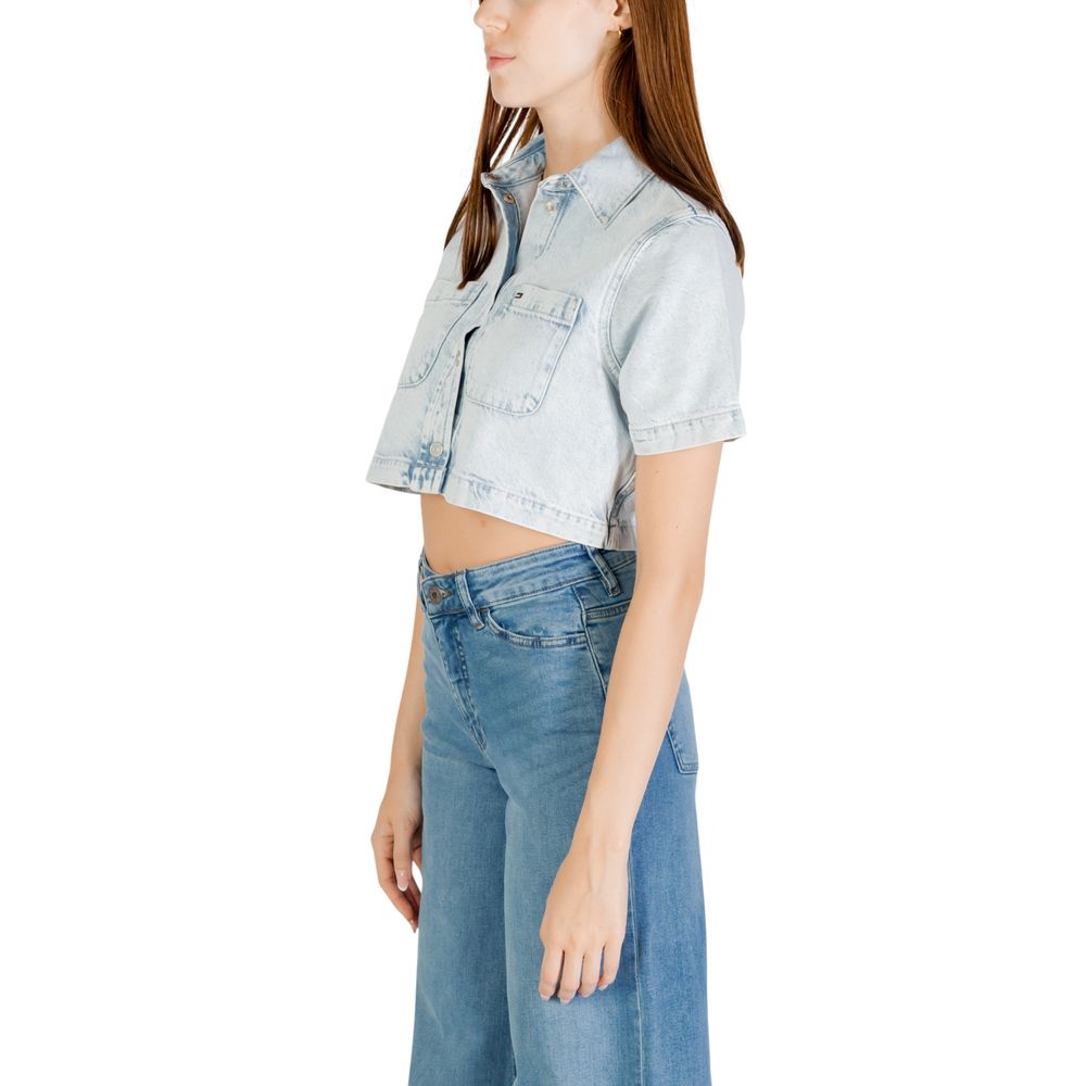 Chemise à manches courtes Tommy Hilfiger Jeans en coton recyclé bleu clair, affiche un style décontracté et confortable.