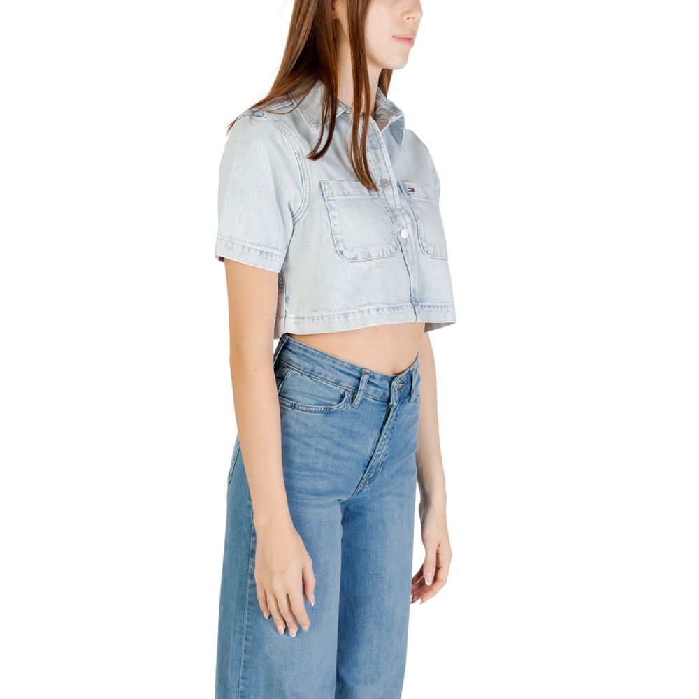 Chemise Tommy Hilfiger Jeans à manches courtes en coton recyclé bleu clair, visible avec détails et logo de la marque.