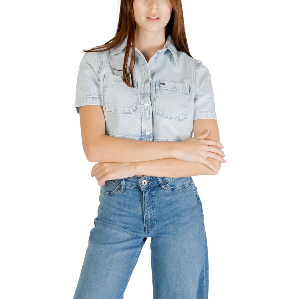 Chemise à manches courtes Tommy Hilfiger Jeans en coton recyclé bleu clair, look décontracté et tendance.