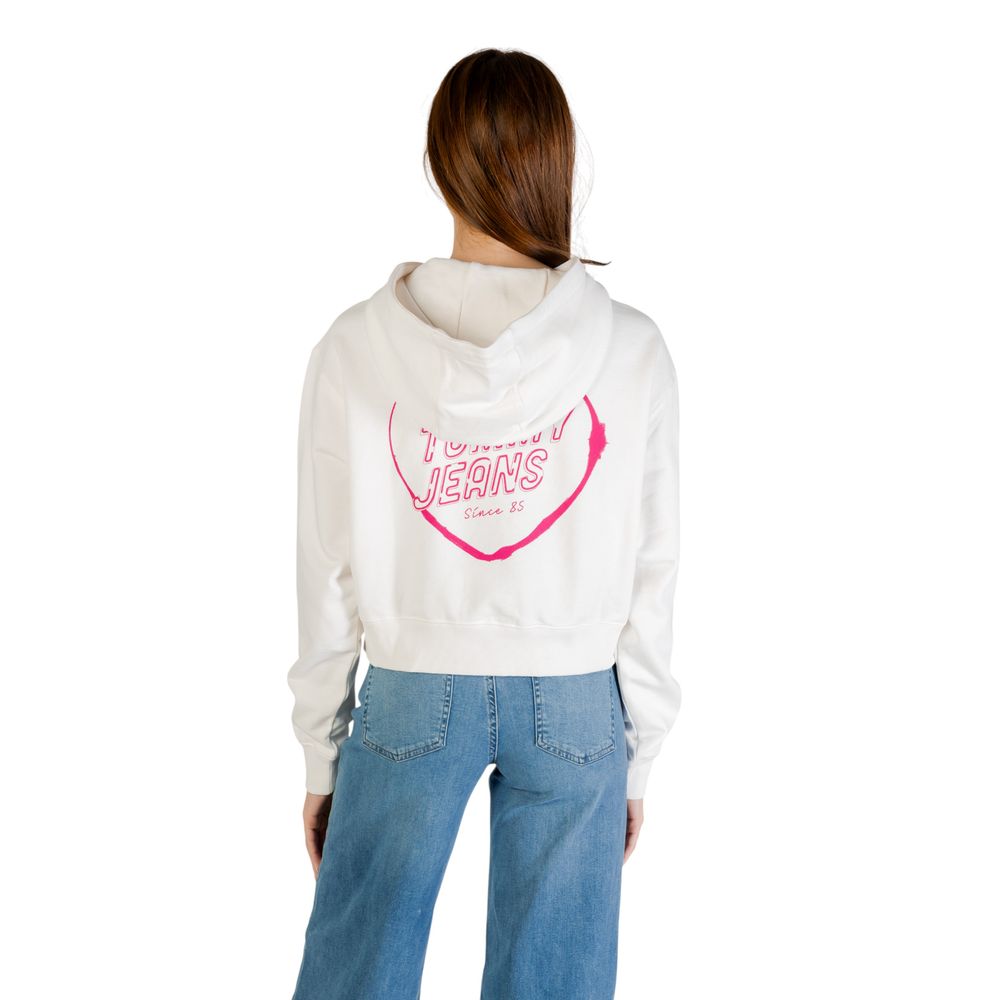Hoodie Tommy Hilfiger Jeans en coton recyclé de couleur crème avec logo brodé, porté sur mannequin.
