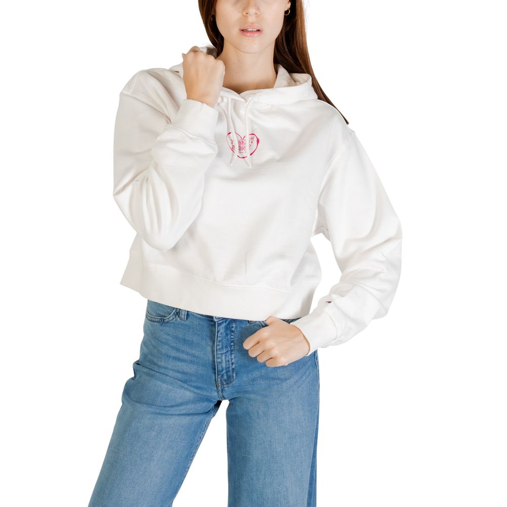 Hoodie Tommy Hilfiger Jeans en coton recyclé de couleur crème avec logo brodé, porté sur mannequin.