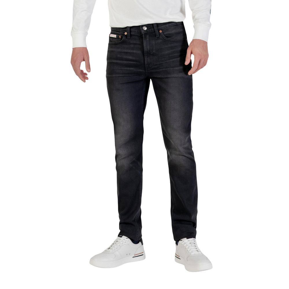 Jean skinny en coton bleu de Calvin Klein Jeans, coupe ajustée et style moderne, visible détails de denim sur l'image.