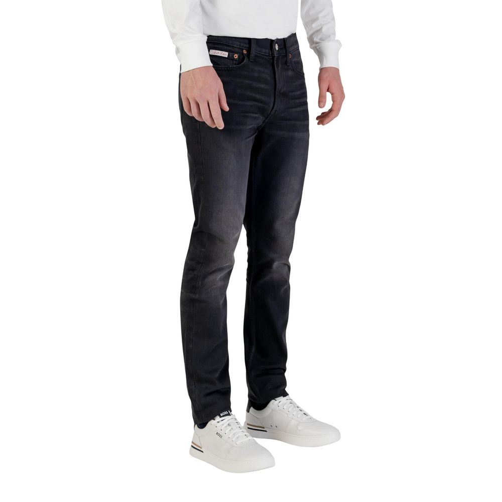 Jean skinny en coton bleu de Calvin Klein Jeans, ajusté et tendance, porté sur un mannequin.