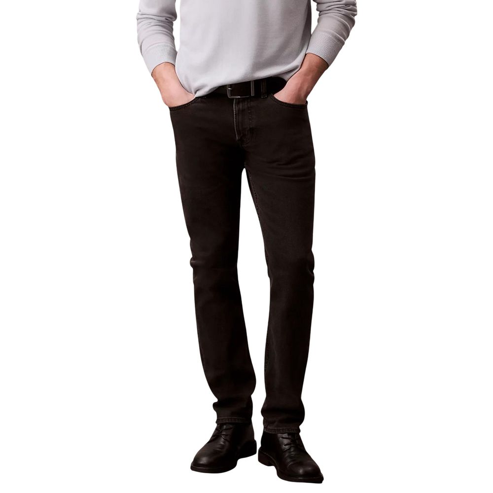 Jeans skinny noirs en coton de Calvin Klein Jeans, coupe ajustée et moderne, visibles sur un mannequin.