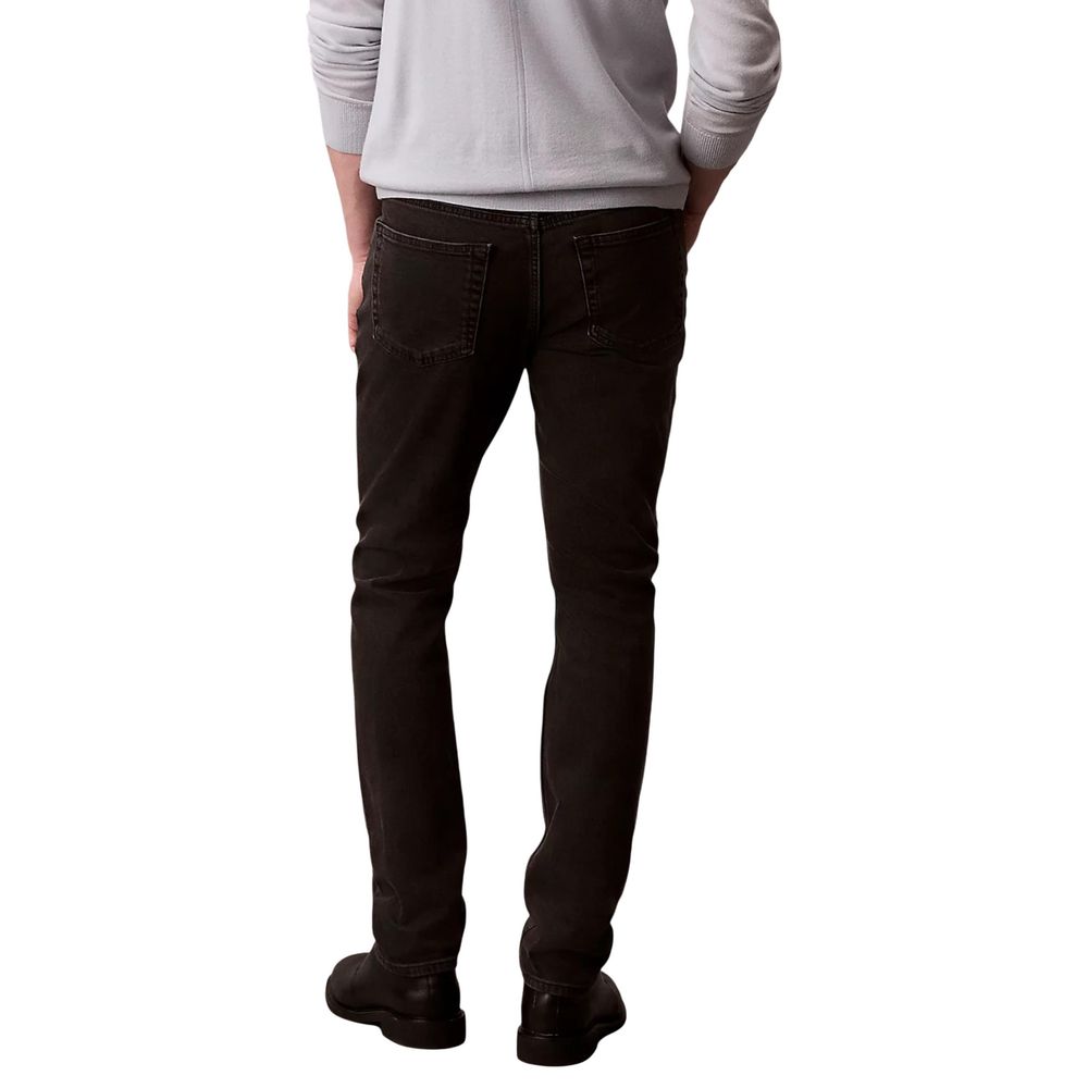 Jeans skinny en coton noir de Calvin Klein Jeans, vue de face, mettant en valeur la coupe ajustée et la texture du tissu.