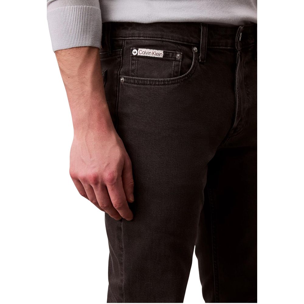 Jean skinny noir en coton de la marque Calvin Klein Jeans, coupe ajustée et moderne, visible avec détails de couture.
