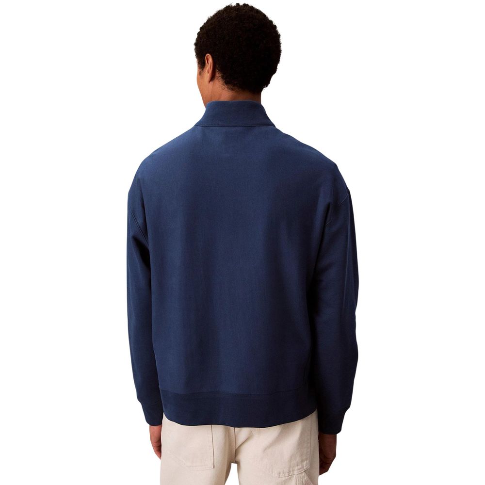Sweat-shirt en coton bleu de Calvin Klein Jeans, style décontracté avec logo discret, porté sur un mannequin.