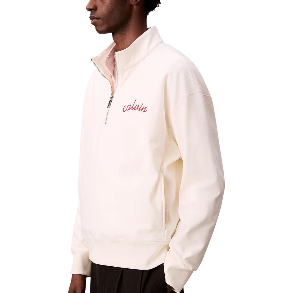 Sweatshirt blanc en coton de Calvin Klein Jeans, col rond et logo discret, porté sur un mannequin.