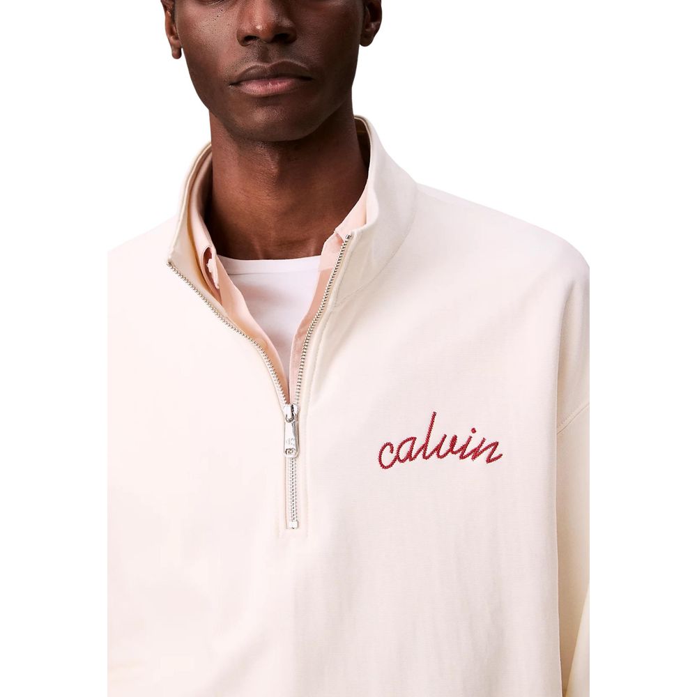 Sweatshirt blanc en coton de Calvin Klein Jeans, col rond et logo discret, porté sur un mannequin.