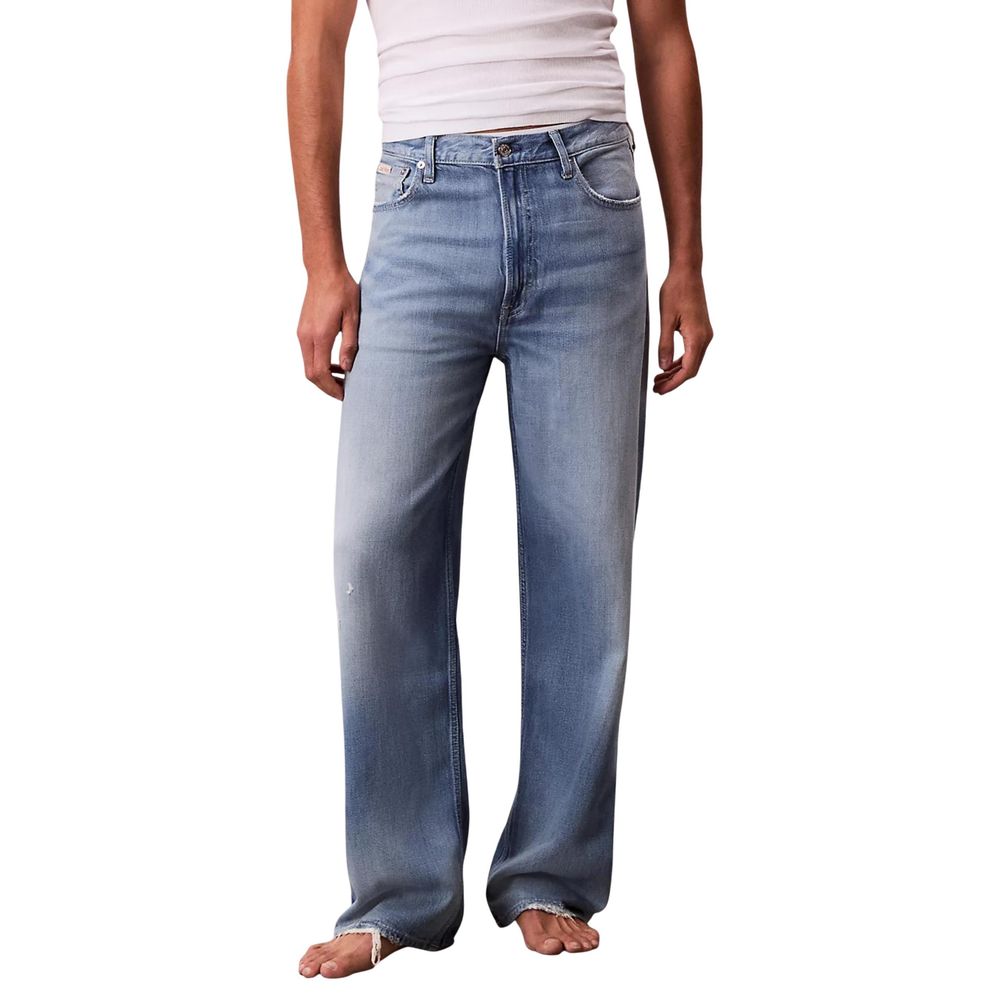Jeans bleu Calvin Klein Jeans en lyocell à coupe décontractée, visible avec leur style slim et tissu léger.