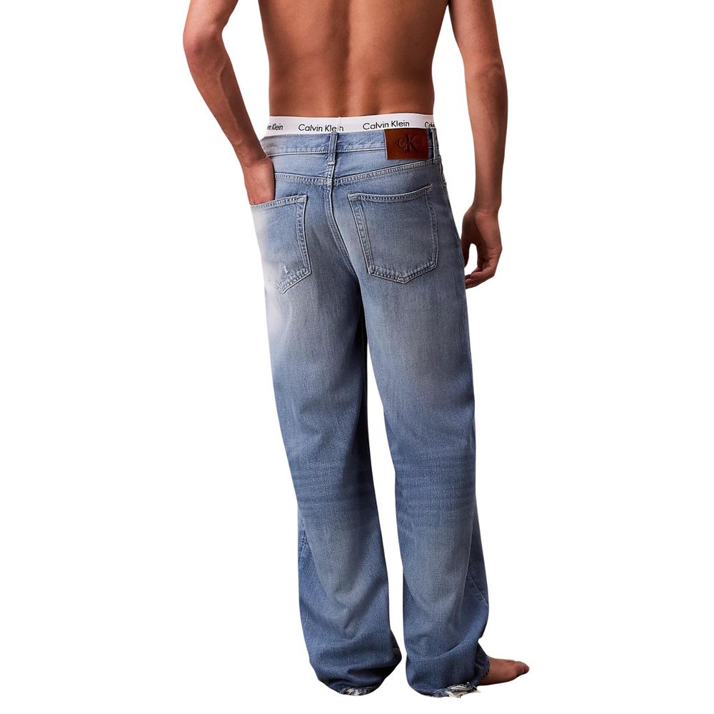 Jeans décontractés en lyocell bleu de Calvin Klein Jeans, coupe relaxée, visibles avec détails de couture sur le tissu.