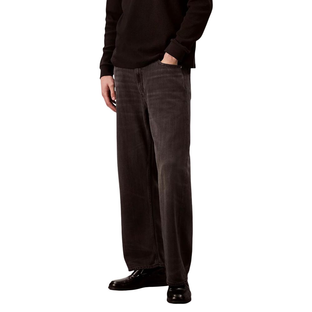 Jeans décontractés noirs Calvin Klein Jeans en lyocell, coupe relaxée, visibles avec détails de couture et ceinture.