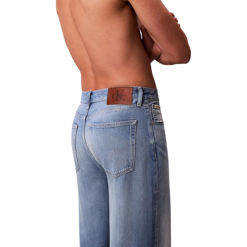 Jeans décontractés en lyocell bleu de Calvin Klein Jeans, coupe relaxée, visibles avec détails de couture et poches.
