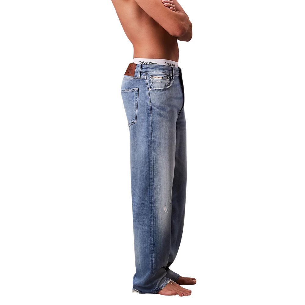 Jeans décontractés en lyocell bleu de Calvin Klein Jeans, coupe relaxée, visible avec détails et texture du tissu.