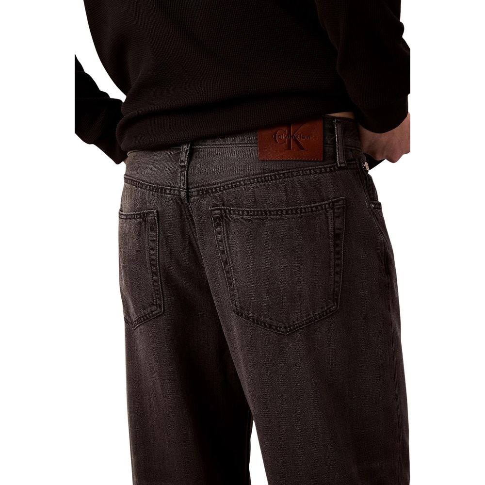 Jeans décontractés noirs Calvin Klein Jeans en lyocell avec coupe relaxée, visibles sur ce pantalon élégant.