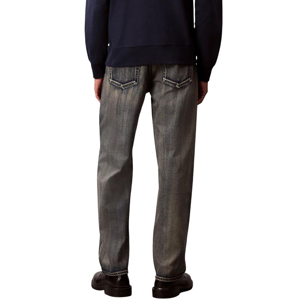 Jeans beige en coton de coupe décontractée de Calvin Klein Jeans, visibles avec détail sur la texture et la coupe.