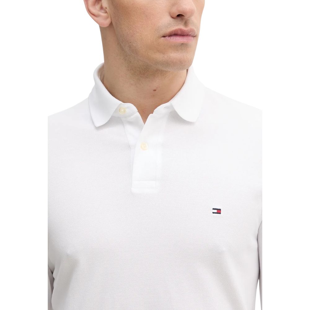 T-shirt manches longues Tommy Hilfiger en coton biologique blanc, confortable et élégant, affichant le logo classique sur la poitrine.