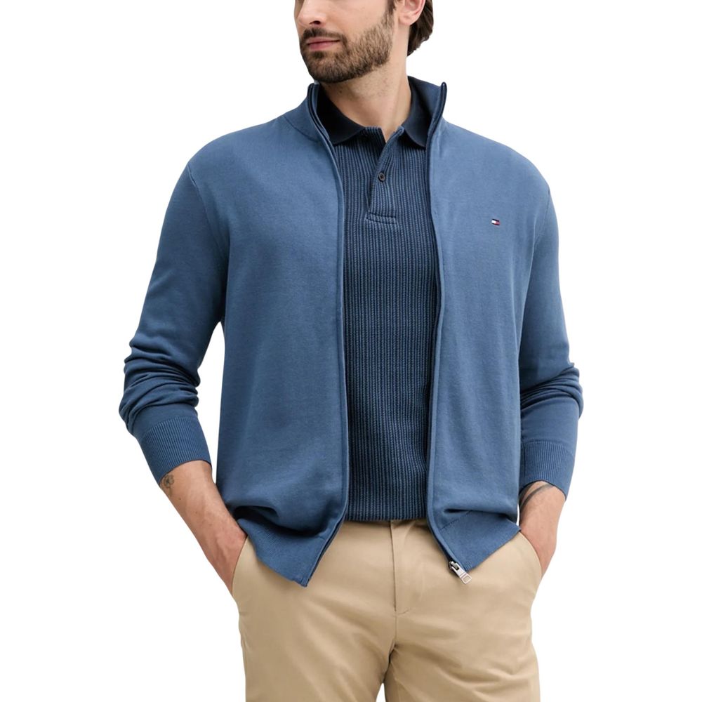 Cardigan bleu en coton de la marque Tommy Hilfiger porté par un mannequin.