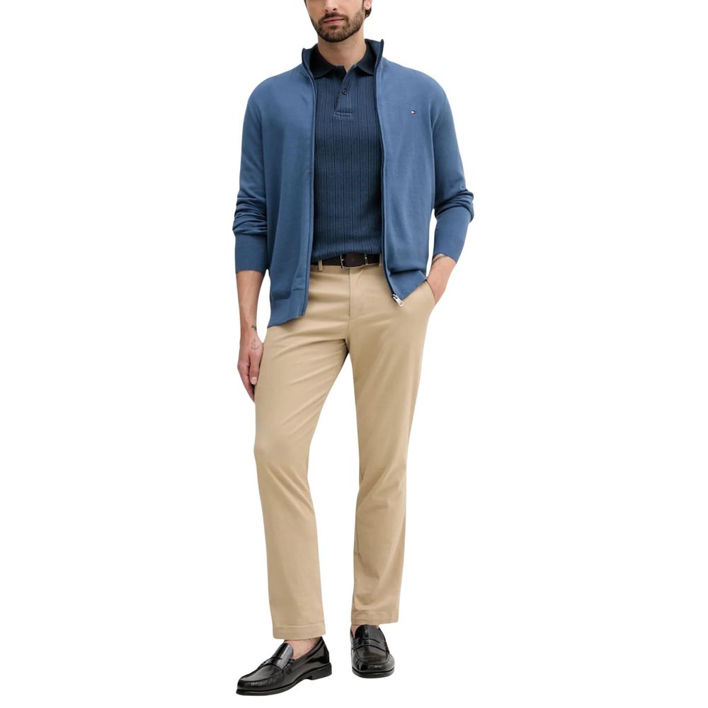 Cardigan en coton bleu de Tommy Hilfiger, style décontracté avec boutons sur le devant, porté ouvert ou boutonné.