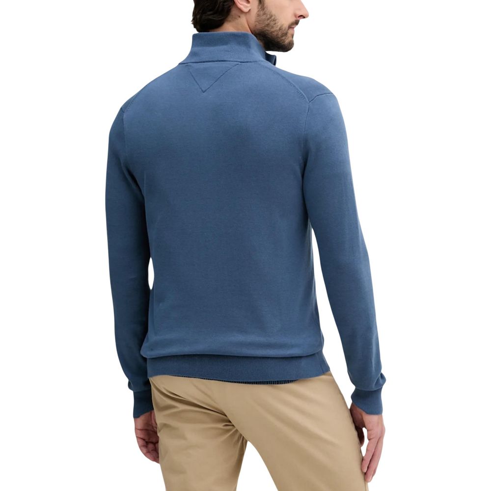 Cardigan en coton bleu Tommy Hilfiger porté avec col rond et boutons, détail de la marque visible.