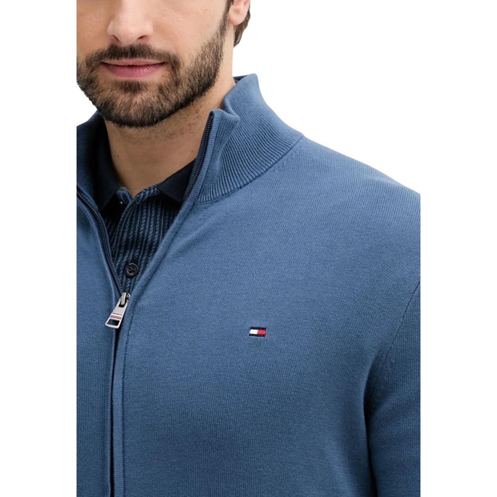 Cardigan en coton bleu de Tommy Hilfiger avec boutons, porté sur un mannequin, détail du col et des manches.