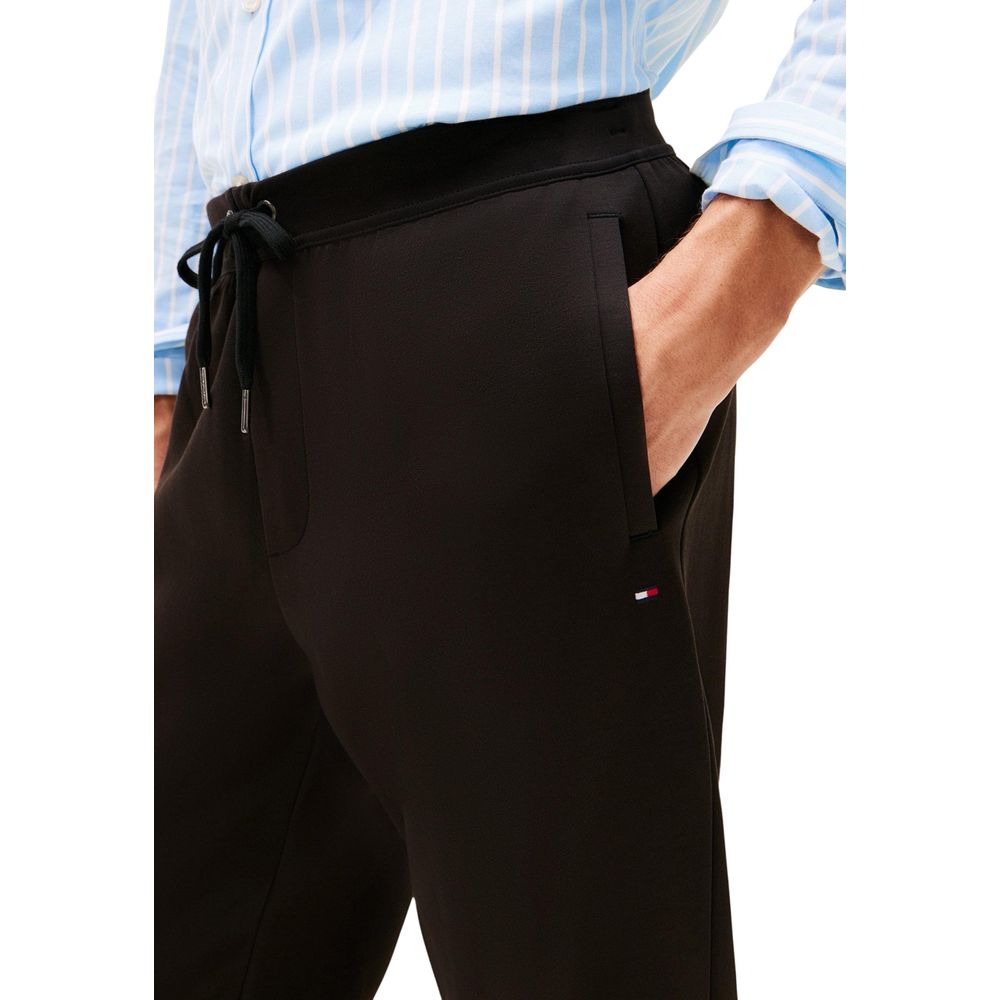 Pantalons de jogging en coton noir Tommy Hilfiger pour l'entraînement, vue de face avec logo discret.