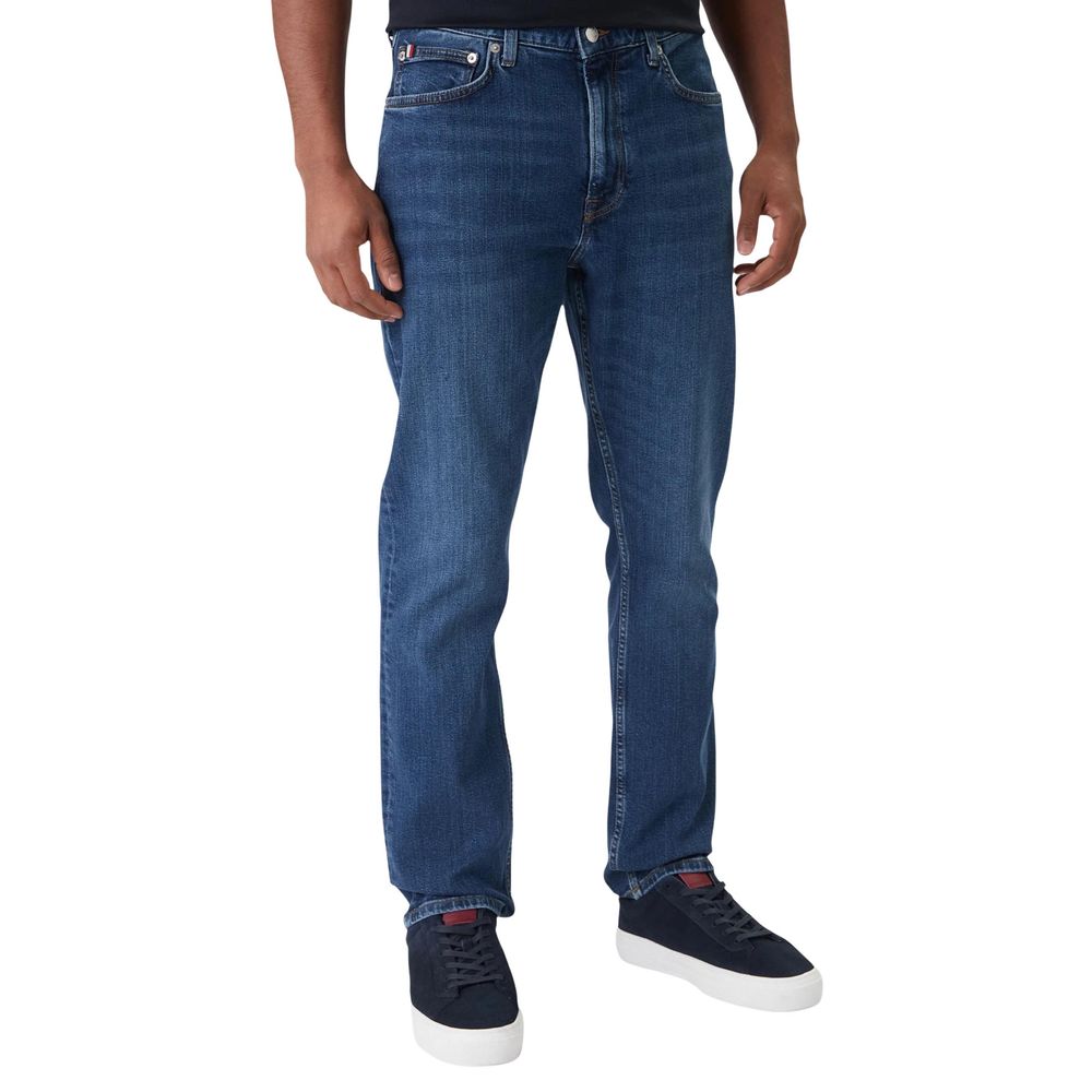 Jeans Tommy Hilfiger en coton recyclé bleu, coupe décontractée, visible sur un mannequin avec poches et coutures classiques.