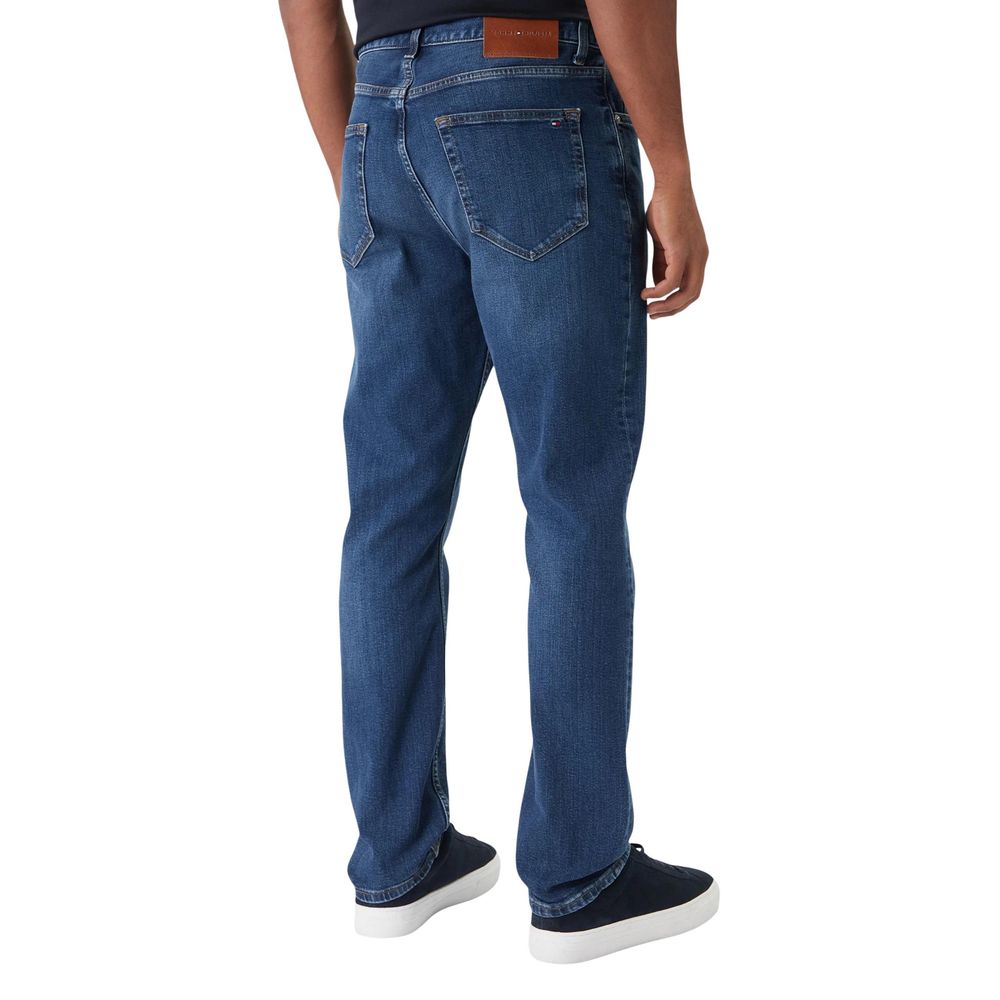 Jeans décontractés en coton recyclé bleu de Tommy Hilfiger, coupe relaxée, visibles avec poches et détails classiques.