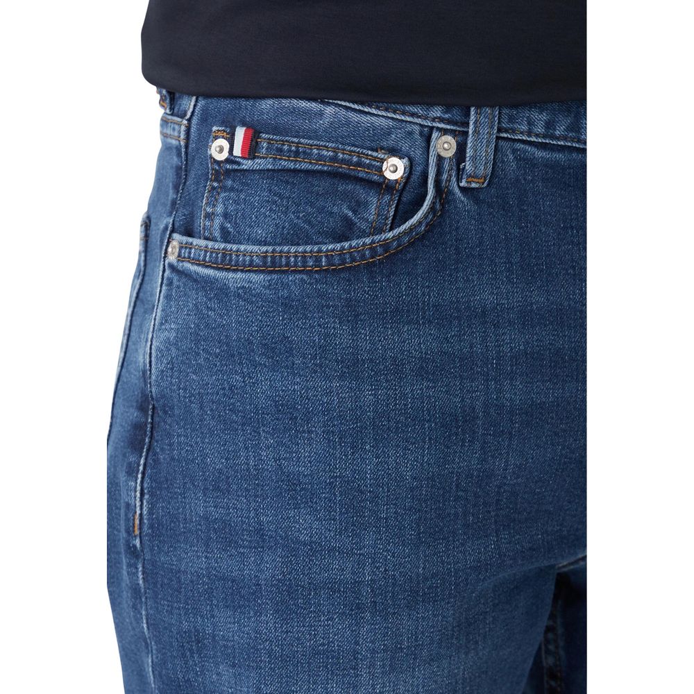 Jeans Tommy Hilfiger en coton recyclé bleu, coupe décontractée, affichés sur un mannequin.