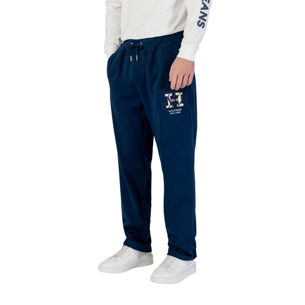 Pantalons de jogging Tommy Hilfiger en coton recyclé bleu, vêtements de sport confortables avec logo Tommy Hilfiger visible.