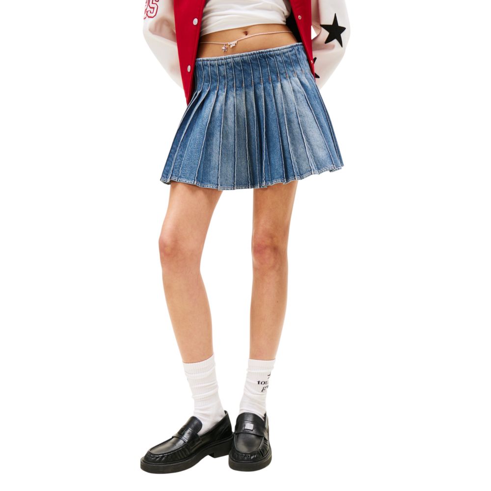 Jupe en jean bleue Tommy Hilfiger Jeans en coton recyclé, coupe mini, style décontracté et écologique visible sur l'image.