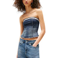 Jeans Tommy Hilfiger bleus en coton recyclé avec coupe classique, affichant une taille haute et des détails en denim.