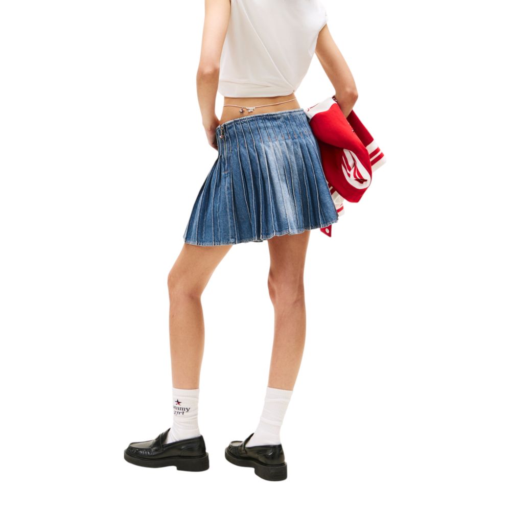 Mini jupe en jean Tommy Hilfiger, bleu, en coton recyclé, décontractée et tendance, visible avec une coupe ajustée.