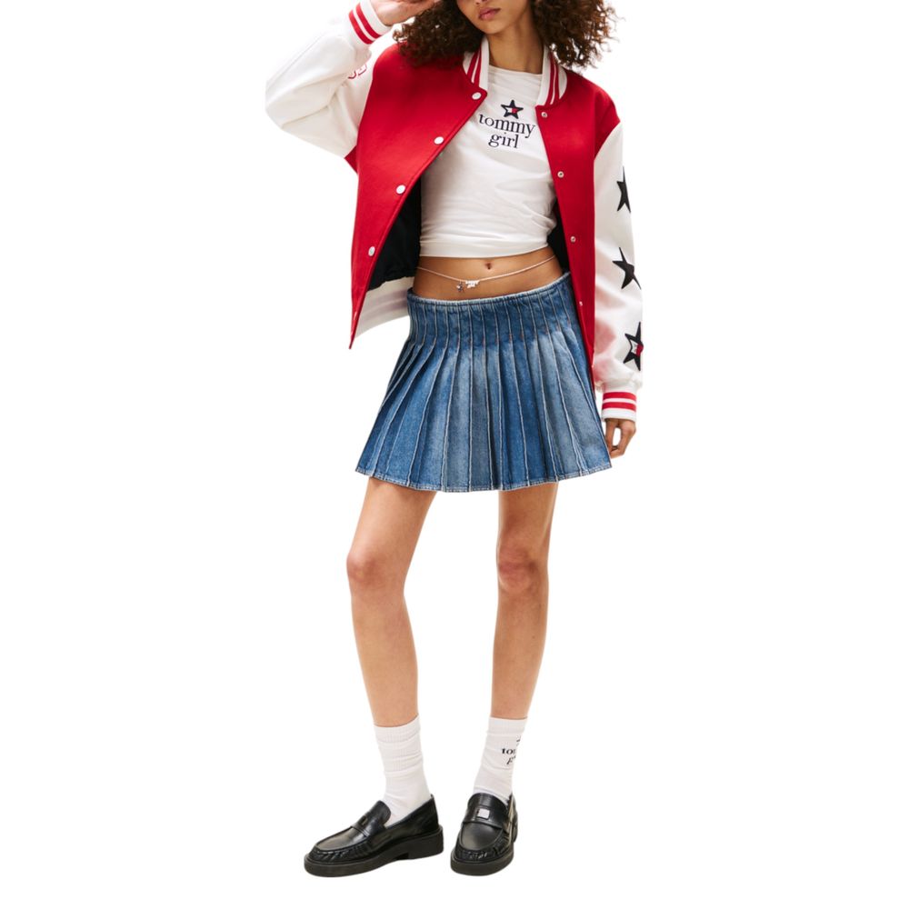 Jupe courte en denim bleu recyclé de Tommy Hilfiger Jeans, style mini avec détails classiques et coupe ajustée visible sur l'image.