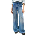Jeans bootcut en lyocell bleu de Tommy Hilfiger, coupe décontractée, détails classiques, porté sur mannequin.