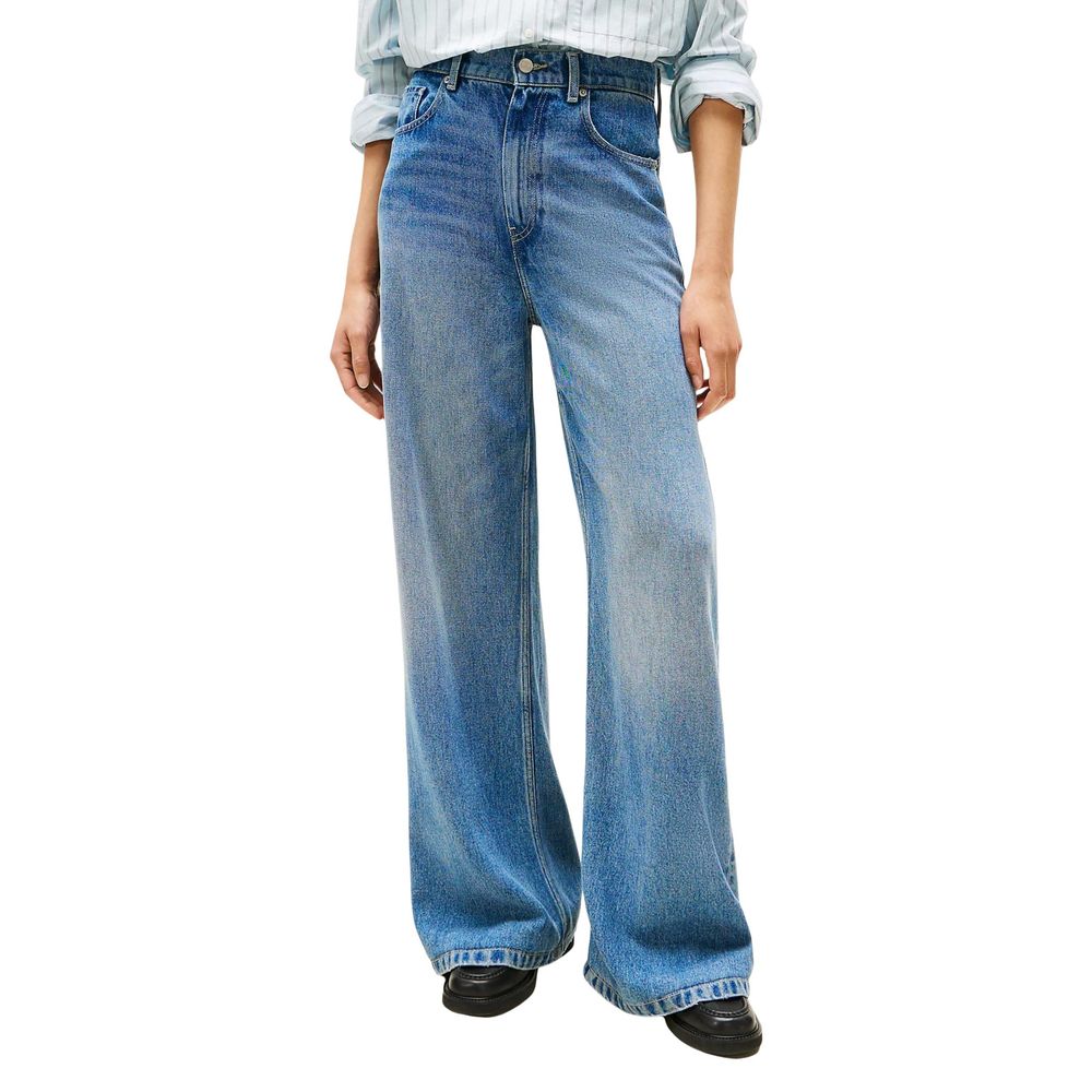 Jeans bootcut en lyocell bleu de Tommy Hilfiger, coupe décontractée, détails classiques, porté sur mannequin.