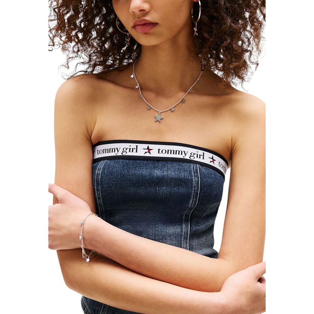 Jeans bleus Tommy Hilfiger en coton recyclé, coupe classique, porté avec un style décontracté.
