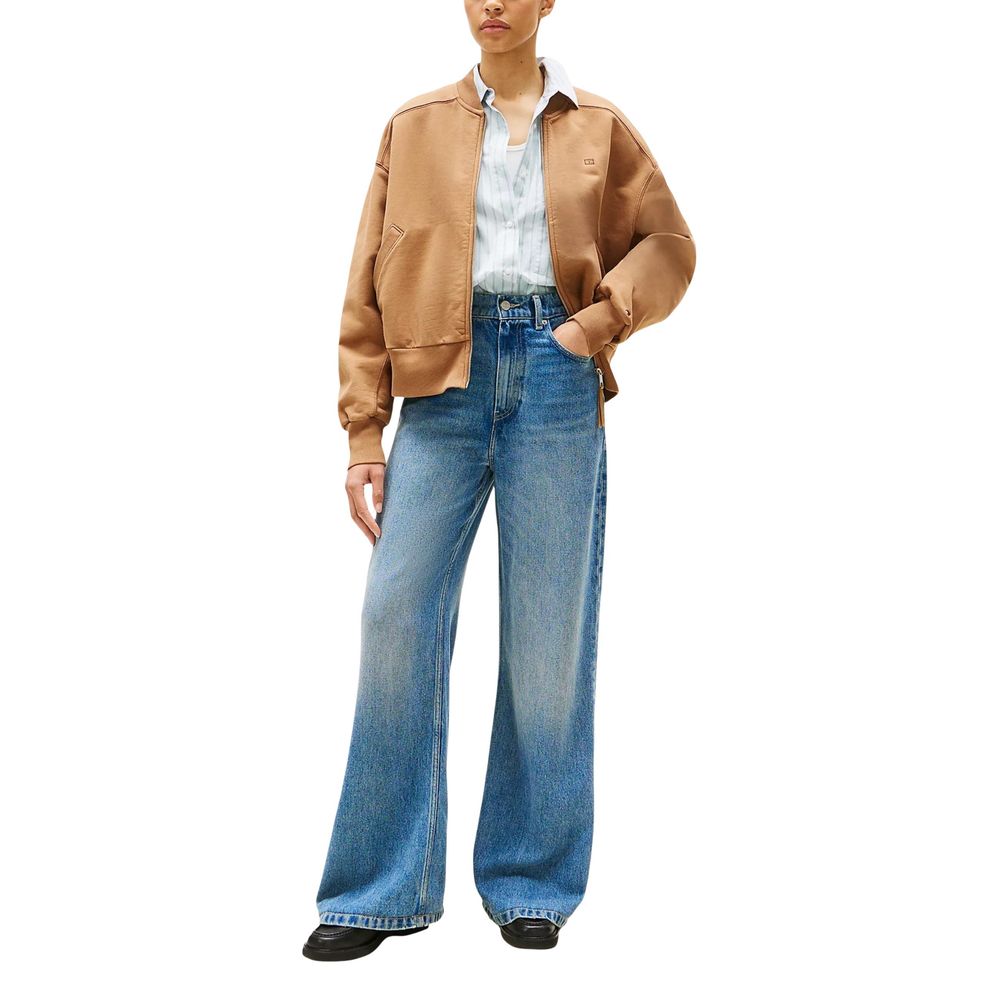 Jeans bootcut en lyocell bleu de Tommy Hilfiger, coupe classique, détails modernes, porté sur un mannequin.