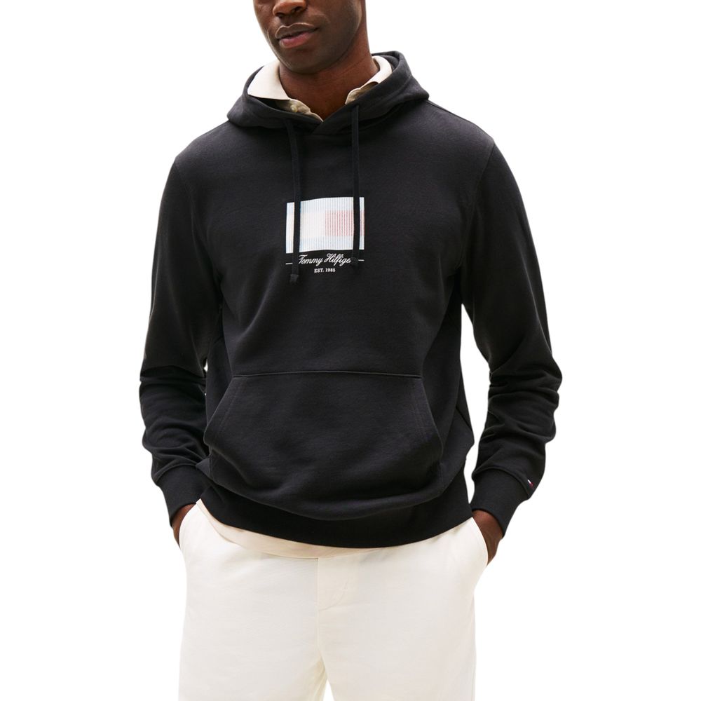 Sweat à capuche Tommy Hilfiger en coton recyclé noir avec logo blanc sur la poitrine, confort et style décontracté.