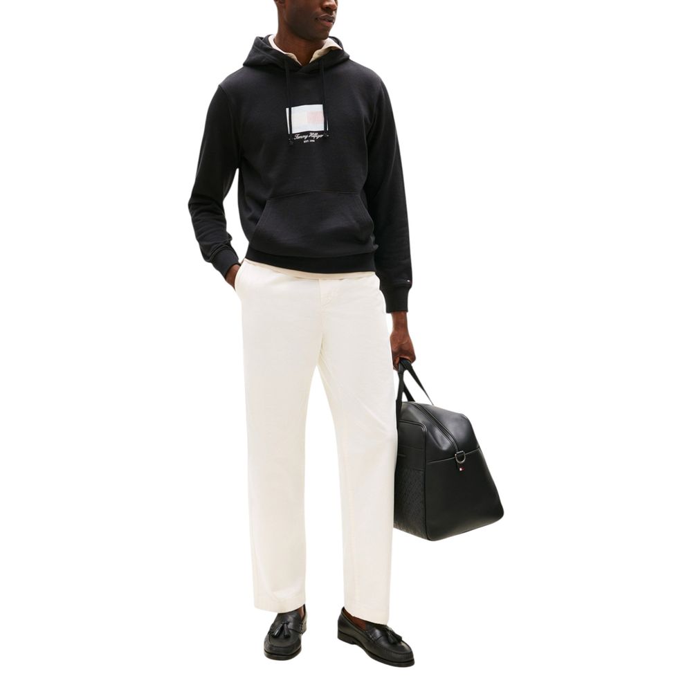 Sweat à capuche Tommy Hilfiger en coton recyclé noir, vue de face avec logo emblématique sur la poitrine.
