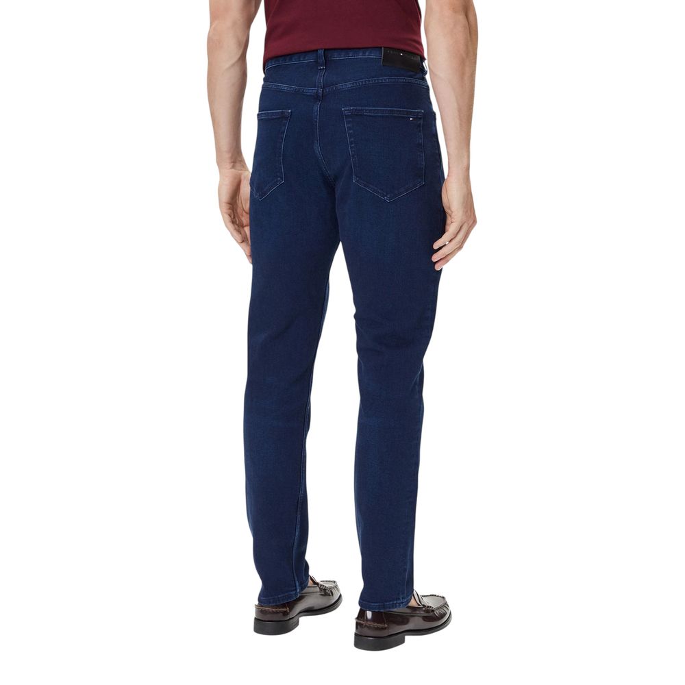 Jeans Tommy Hilfiger en coton recyclé bleu, coupe décontractée, visibles avec détails de couture et poche arrière.