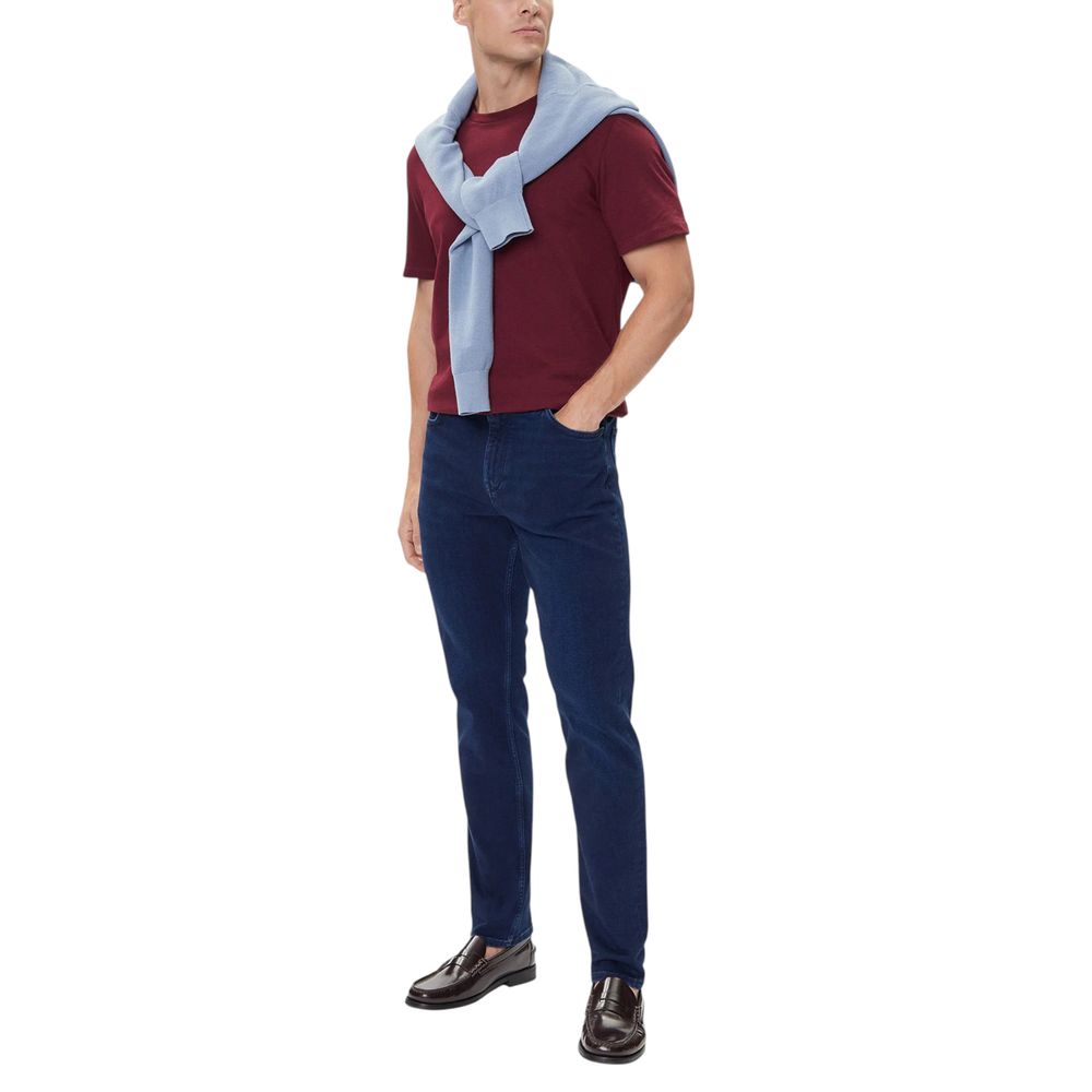 Jeans décontractés en coton recyclé bleu de Tommy Hilfiger, coupe relaxée, visibles en gros plan sur l'image.
