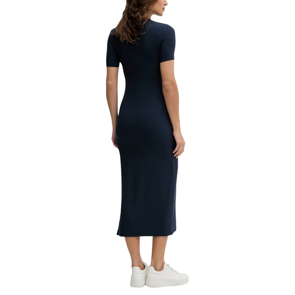 Robe longue en modal bleu de Calvin Klein Jeans, style élégant avec coupe fluide et détails modernes.