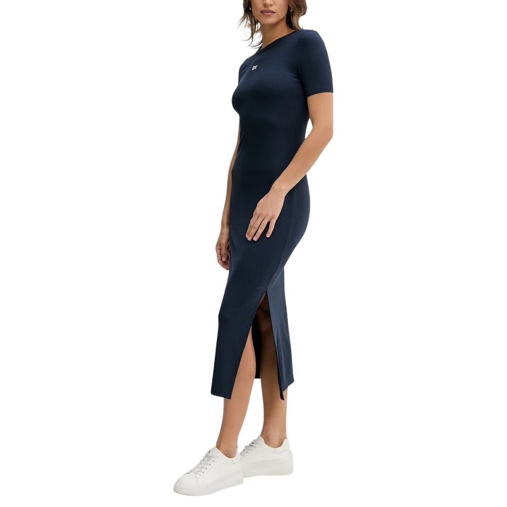 Robe longue bleue en modal de Calvin Klein Jeans, design élégant et fluide, portée avec manches longues et coupe moderne.