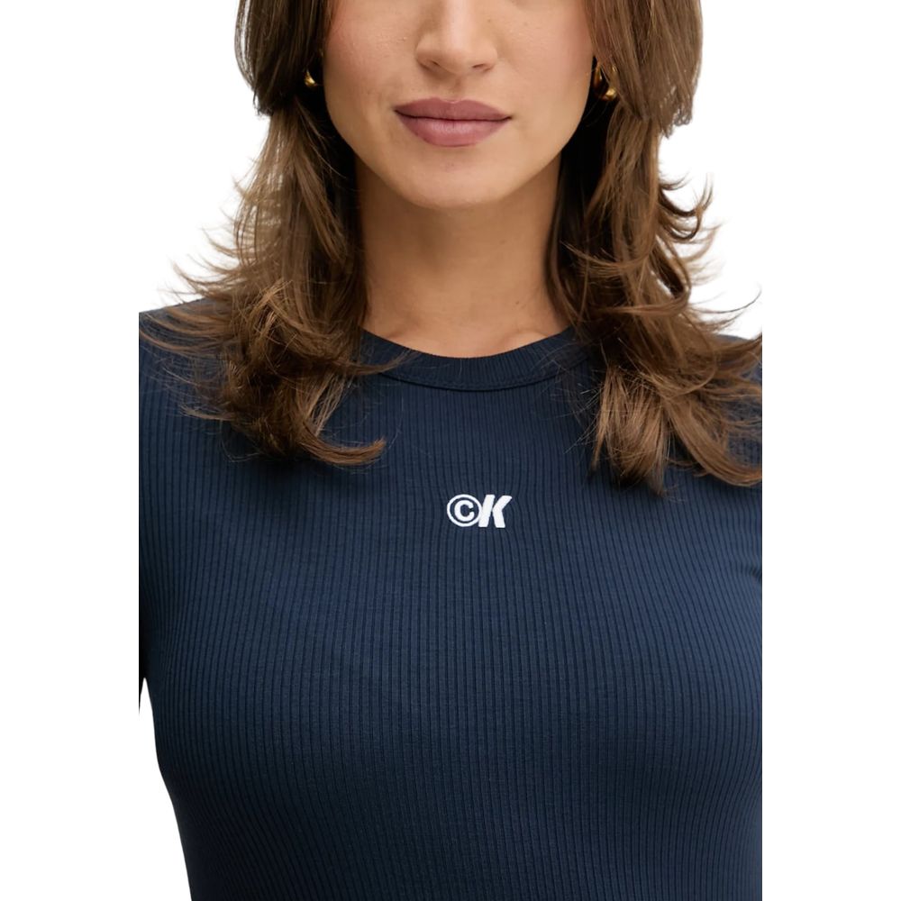 Robe longue en modal bleu de Calvin Klein Jeans, élégante et fluide, portée par un mannequin dans une tenue décontractée.