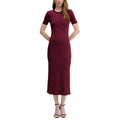 Robe longue en modal bordeaux de Calvin Klein Jeans, silhouette élégante et fluide, idéale pour une tenue chic et confortable.