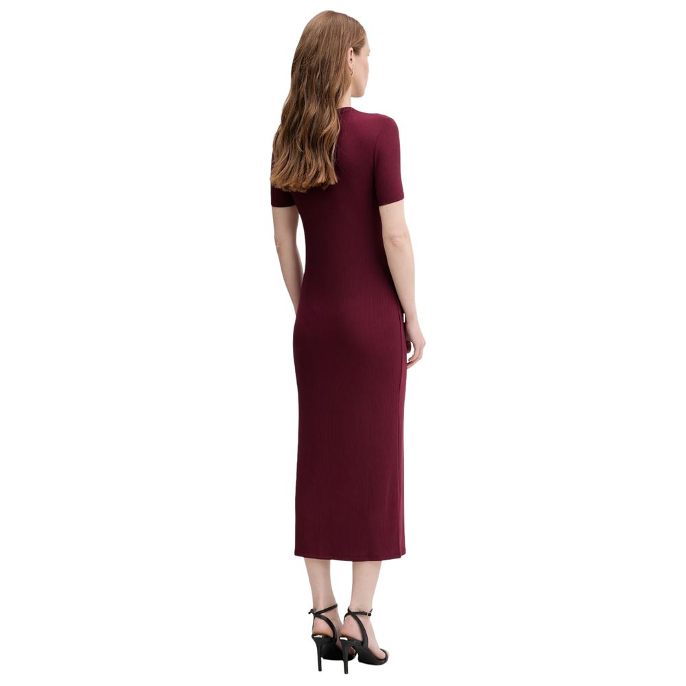 Robe longue en modal bordeaux de Calvin Klein Jeans, avec coupe fluide et détails élégants.